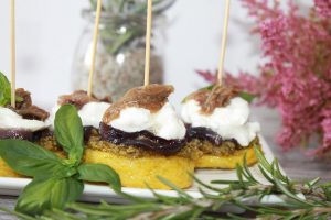 Ricetta Medaglioni Di Polenta Cipolle, Pesto E Acciughe | Golosamente