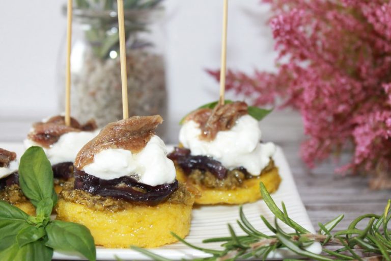 Ricetta Medaglioni Di Polenta Cipolle, Pesto E Acciughe | Golosamente