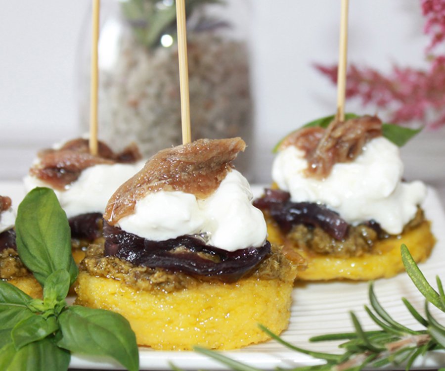 Ricetta Medaglioni Di Polenta Cipolle, Pesto E Acciughe | Golosamente